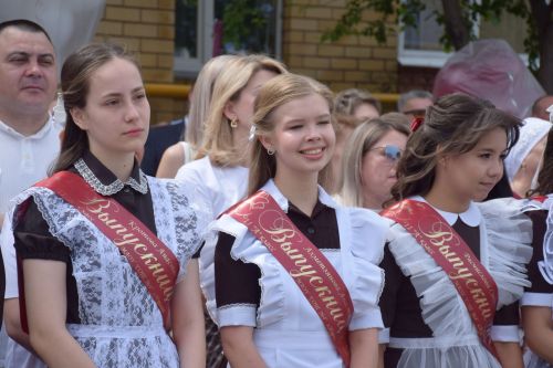 Последний звонок в «чужих» стенах, но с родным сердцем: как школа №4 города Нурлат прощалась с выпускниками