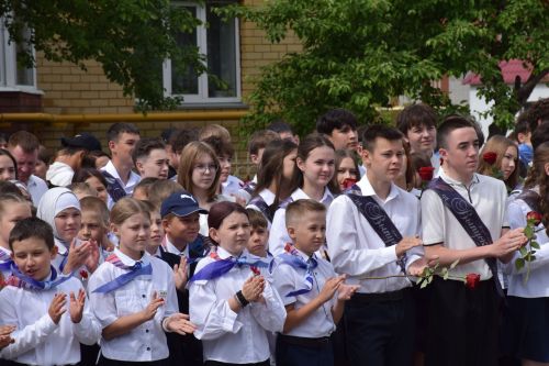 Последний звонок как начало пути: 220 выпускников Нурлатского района шагнули во взрослую жизнь