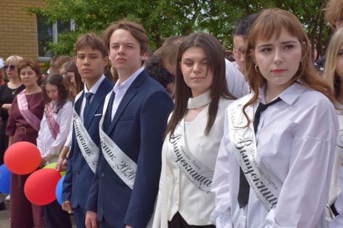 Последний звонок в «чужих» стенах, но с родным сердцем: как школа №4 города Нурлат прощалась с выпускниками