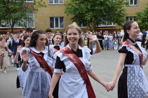 Последний звонок в «чужих» стенах, но с родным сердцем: как школа №4 города Нурлат прощалась с выпускниками