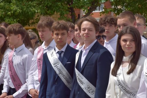 Последний звонок в «чужих» стенах, но с родным сердцем: как школа №4 города Нурлат прощалась с выпускниками