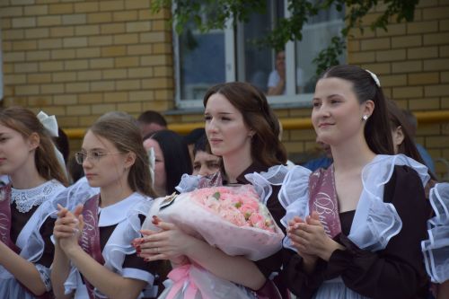 Последний звонок в «чужих» стенах, но с родным сердцем: как школа №4 города Нурлат прощалась с выпускниками