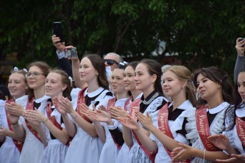 Последний звонок в «чужих» стенах, но с родным сердцем: как школа №4 города Нурлат прощалась с выпускниками