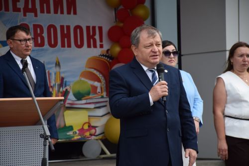 Последний звонок в «чужих» стенах, но с родным сердцем: как школа №4 города Нурлат прощалась с выпускниками