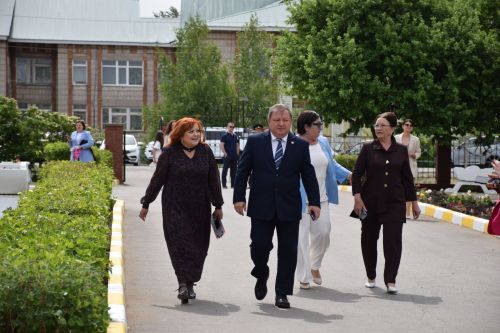 Последний звонок как начало пути: 220 выпускников Нурлатского района шагнули во взрослую жизнь