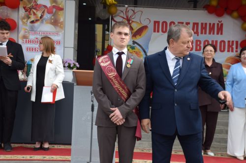Последний звонок как начало пути: 220 выпускников Нурлатского района шагнули во взрослую жизнь
