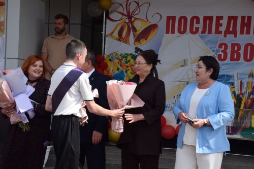 Последний звонок как начало пути: 220 выпускников Нурлатского района шагнули во взрослую жизнь