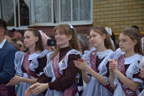 Последний звонок в «чужих» стенах, но с родным сердцем: как школа №4 города Нурлат прощалась с выпускниками