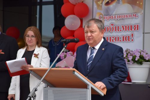 Последний звонок как начало пути: 220 выпускников Нурлатского района шагнули во взрослую жизнь