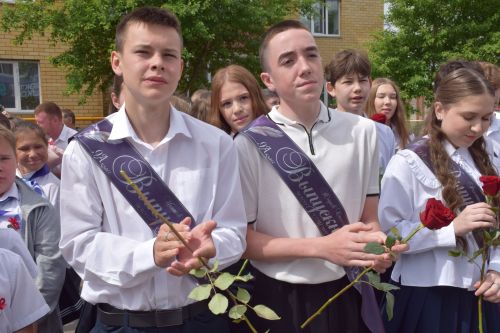 Последний звонок как начало пути: 220 выпускников Нурлатского района шагнули во взрослую жизнь