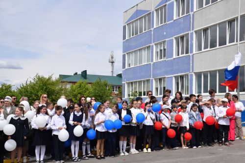 Последний звонок в «чужих» стенах, но с родным сердцем: как школа №4 города Нурлат прощалась с выпускниками