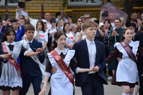 Последний звонок в «чужих» стенах, но с родным сердцем: как школа №4 города Нурлат прощалась с выпускниками