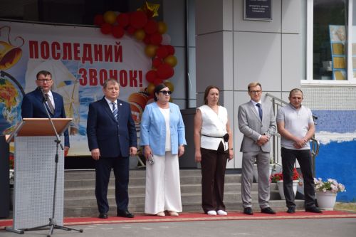 Последний звонок в «чужих» стенах, но с родным сердцем: как школа №4 города Нурлат прощалась с выпускниками