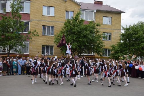 Последний звонок в «чужих» стенах, но с родным сердцем: как школа №4 города Нурлат прощалась с выпускниками
