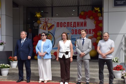 Последний звонок в «чужих» стенах, но с родным сердцем: как школа №4 города Нурлат прощалась с выпускниками