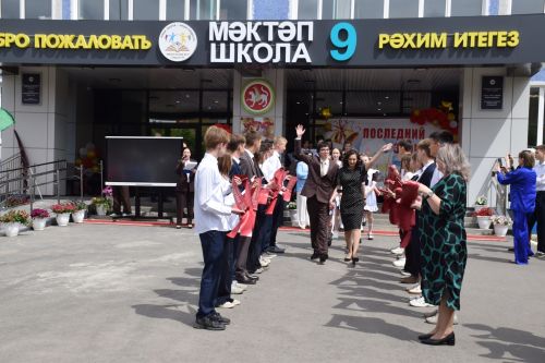 Последний звонок в «чужих» стенах, но с родным сердцем: как школа №4 города Нурлат прощалась с выпускниками