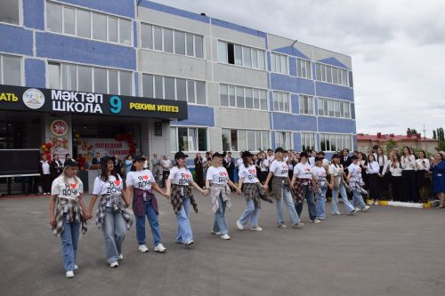 Последний звонок в «чужих» стенах, но с родным сердцем: как школа №4 города Нурлат прощалась с выпускниками