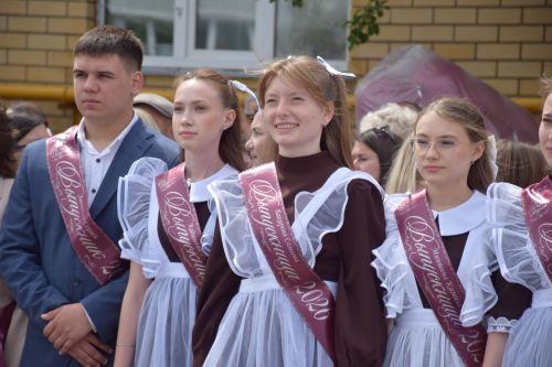Последний звонок в «чужих» стенах, но с родным сердцем: как школа №4 города Нурлат прощалась с выпускниками