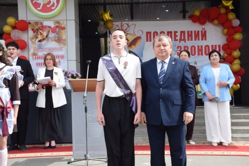 Последний звонок как начало пути: 220 выпускников Нурлатского района шагнули во взрослую жизнь