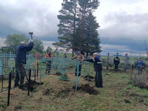 Память жива: жители деревни Вишневая Поляна привели в порядок кладбище