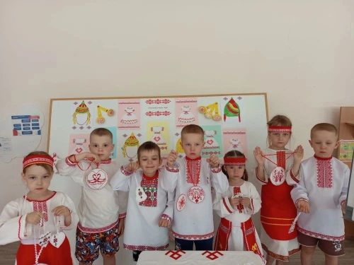 Юные нурлатцы создали «Узоры дружбы» в честь единства народов России