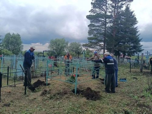 Память жива: жители деревни Вишневая Поляна привели в порядок кладбище