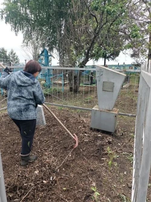 Память жива: жители деревни Вишневая Поляна привели в порядок кладбище