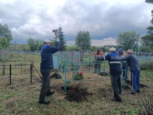 Память жива: жители деревни Вишневая Поляна привели в порядок кладбище