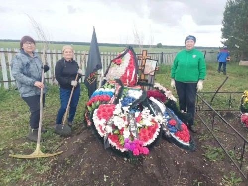 Память жива: жители деревни Вишневая Поляна привели в порядок кладбище