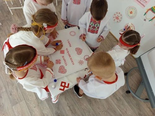 Юные нурлатцы создали «Узоры дружбы» в честь единства народов России
