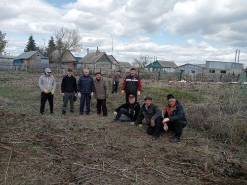 Жители Верхнего Нурлата привели в порядок кладбище во время субботника