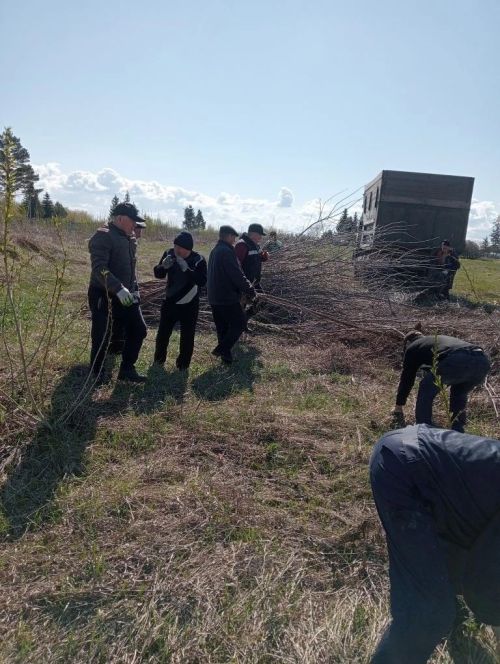 Жители Верхнего Нурлата привели в порядок кладбище во время субботника