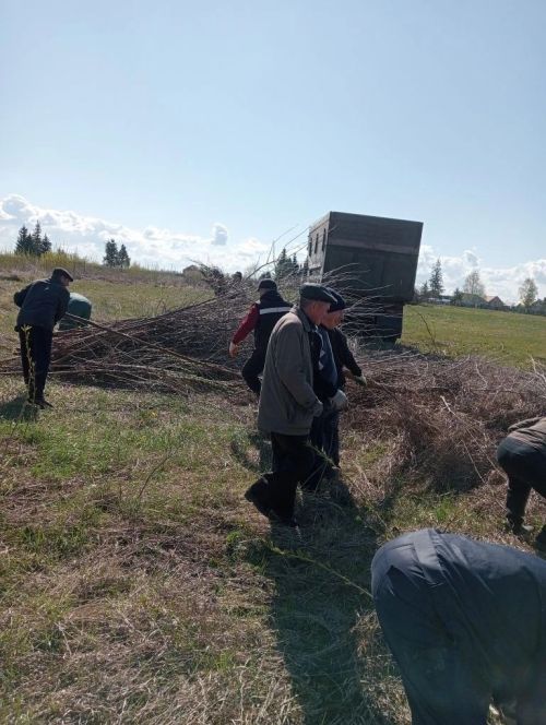 Жители Верхнего Нурлата привели в порядок кладбище во время субботника