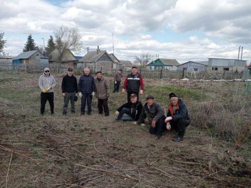 Жители Верхнего Нурлата привели в порядок кладбище во время субботника