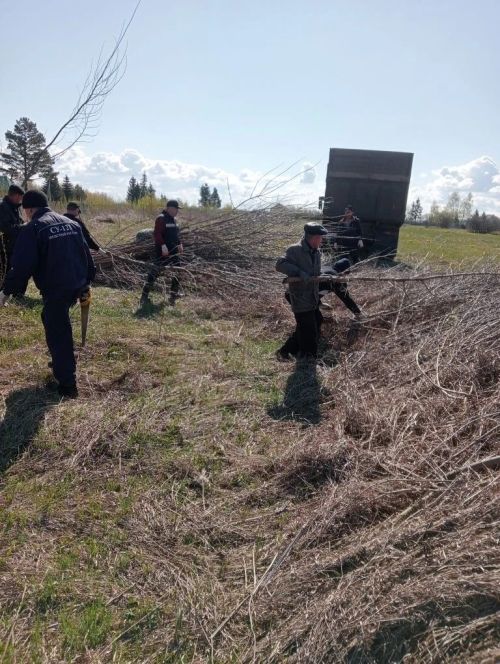 Жители Верхнего Нурлата привели в порядок кладбище во время субботника