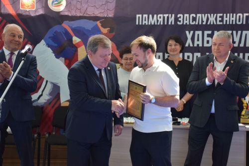 В Нурлате почтили память легендарного батыра: юбилейный турнир по борьбе на поясах собрал участников из всего Татарстана