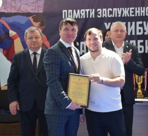 В Нурлате почтили память легендарного батыра: юбилейный турнир по борьбе на поясах собрал участников из всего Татарстана