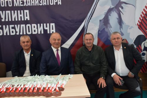 В Нурлате почтили память легендарного батыра: юбилейный турнир по борьбе на поясах собрал участников из всего Татарстана