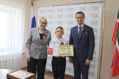 Юные нурлатцы рассказали о Победе стихами и красками