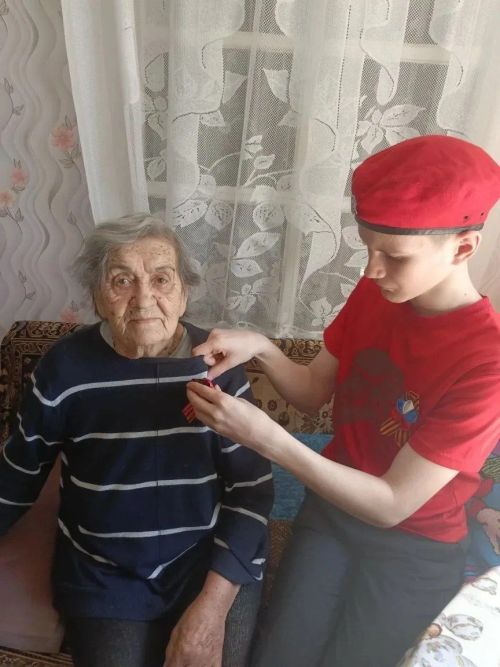 Юнармейцы школы №1 поздравили 95-летнюю труженицу тыла