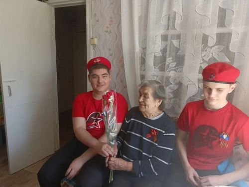 Юнармейцы школы №1 поздравили 95-летнюю труженицу тыла