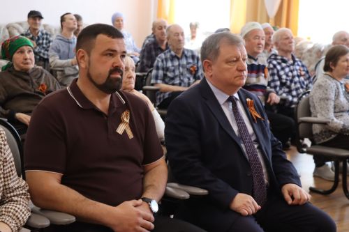 Дамир Ишкинеев поздравил подопечных Нурлатского дома-интерната с Днем Победы