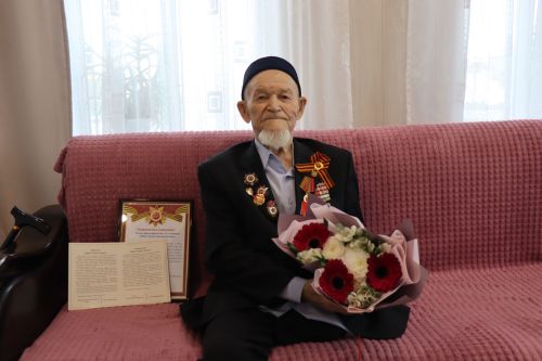 Сквозь огонь и время: нурлатцы поздравили 101-летнего ветерана Каима Самигулловича Самигуллина с Днем Победы