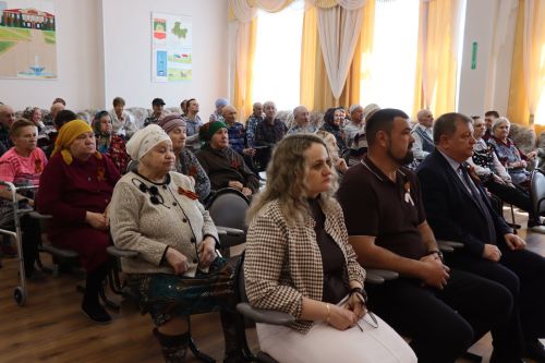 Дамир Ишкинеев поздравил подопечных Нурлатского дома-интерната с Днем Победы