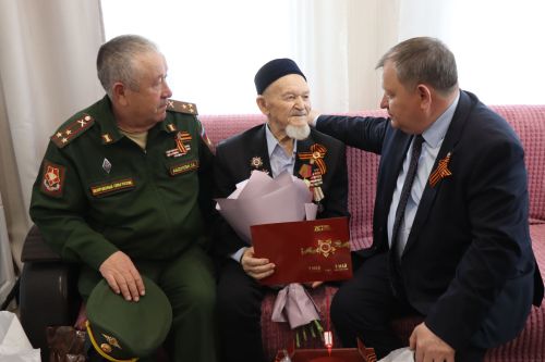 Сквозь огонь и время: нурлатцы поздравили 101-летнего ветерана Каима Самигулловича Самигуллина с Днем Победы