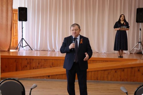 Дамир Ишкинеев поздравил подопечных Нурлатского дома-интерната с Днем Победы