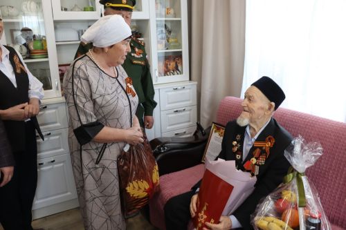 Сквозь огонь и время: нурлатцы поздравили 101-летнего ветерана Каима Самигулловича Самигуллина с Днем Победы