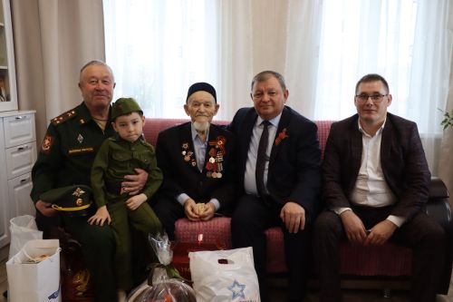 Сквозь огонь и время: нурлатцы поздравили 101-летнего ветерана Каима Самигулловича Самигуллина с Днем Победы