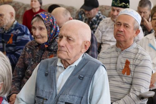 Дамир Ишкинеев поздравил подопечных Нурлатского дома-интерната с Днем Победы