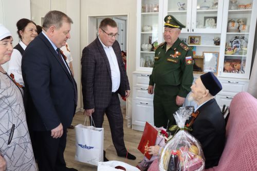 Сквозь огонь и время: нурлатцы поздравили 101-летнего ветерана Каима Самигулловича Самигуллина с Днем Победы